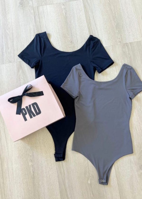 Combo 2 Bodies Manga Curta Preto e Chumbo Bia + Sacola Presente Pkd