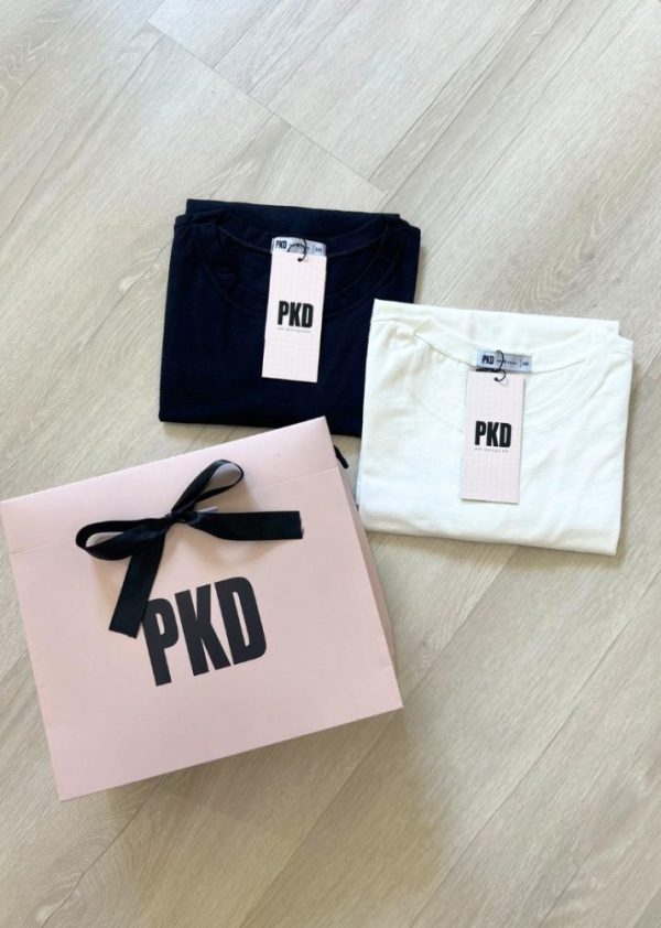 Combo 2 T-Shirts Preta e Off White Thais + Sacola Presente Pkd