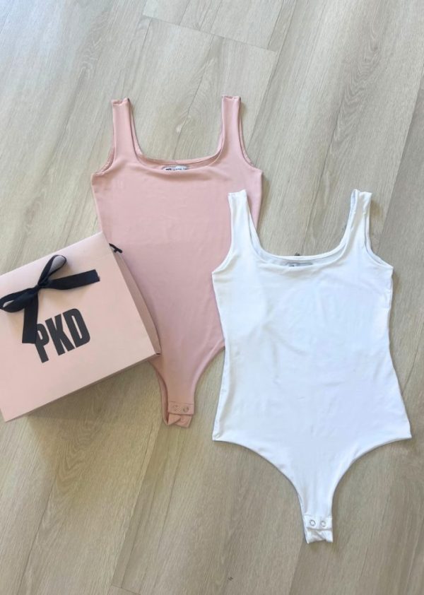 Combo 2 Bodies Poliamida Regata Branco e Blush Laila + Sacola Presente Pkd