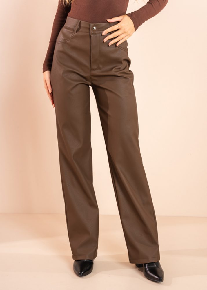 calça couro sintetico café corte reto
